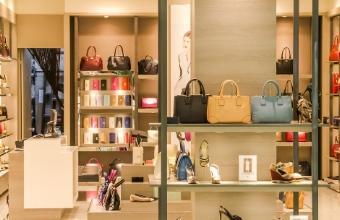 Designul magazinului în culori bej