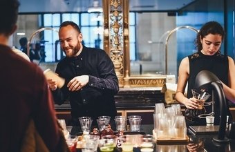 Akí zamestnanci by mali byť v kaviarni?