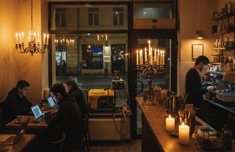 Cum a reușit o proprietară de cafenea din Lviv să-și autonomizeze afacerea în timpul penelor de curent
